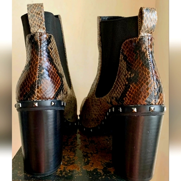 CHARLES BY CHARLES DAVID- Women's Duke Studded Chelsea Booties Size: 9.5 - Picture 4 of 5